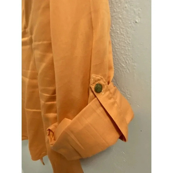 THE LIMITED BUTTON DOWN SIZE SMALL. MISSING BUTTON ON SLEEVE - Picture 6 of 7